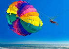 Parachute ascensionnel dans le baie de Pattaya